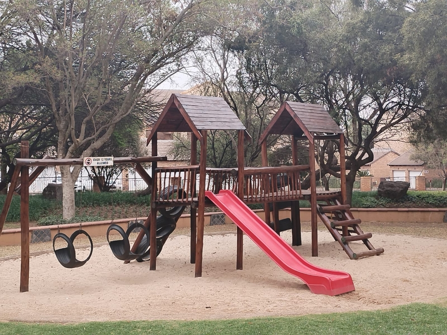 To Let 2 Bedroom Property for Rent in Eco Park Gauteng