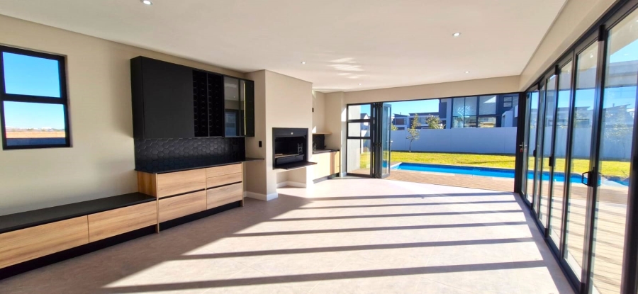 5 Bedroom Property for Sale in Midstream Heights Gauteng