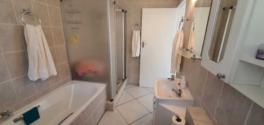 2 Bedroom Property for Sale in La Montagne Gauteng