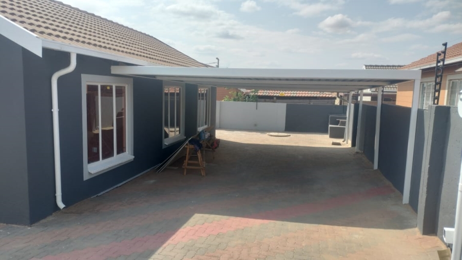 3 Bedroom Property for Sale in Rosslyn Gauteng