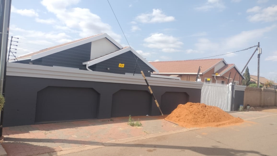 3 Bedroom Property for Sale in Rosslyn Gauteng