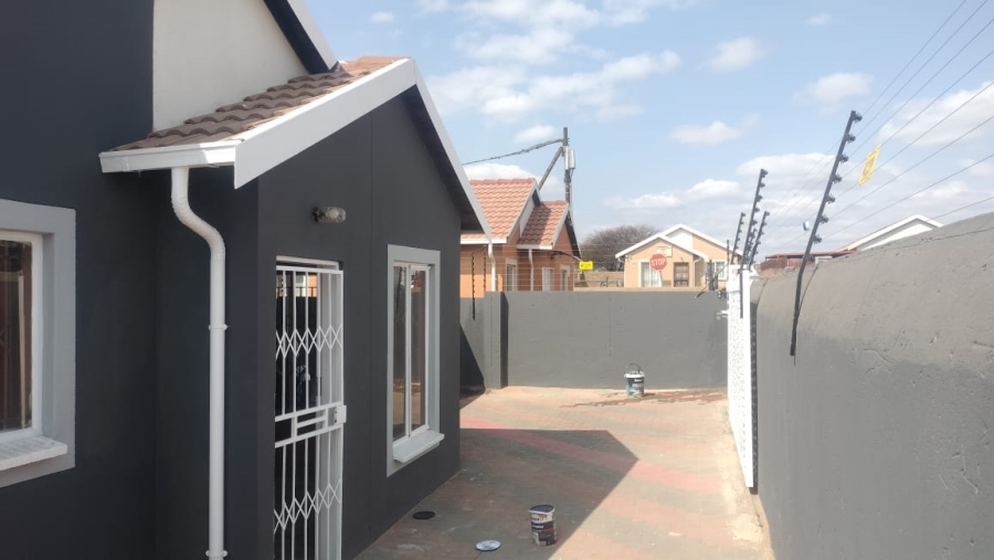 3 Bedroom Property for Sale in Rosslyn Gauteng