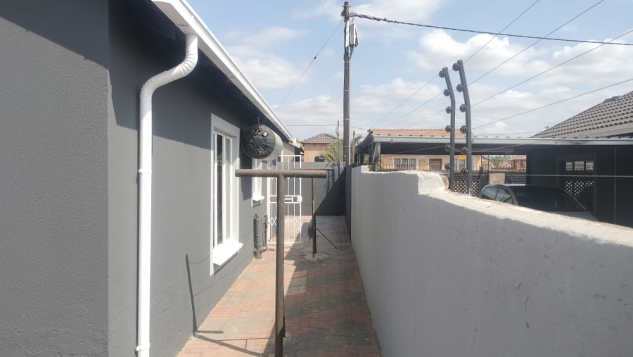 3 Bedroom Property for Sale in Rosslyn Gauteng