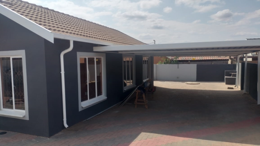 3 Bedroom Property for Sale in Rosslyn Gauteng