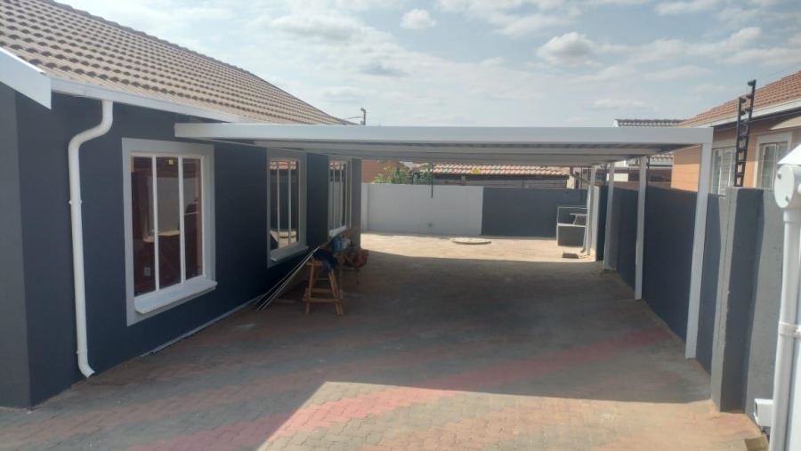 3 Bedroom Property for Sale in Rosslyn Gauteng