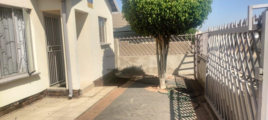 2 Bedroom Property for Sale in Soshanguve VV Gauteng