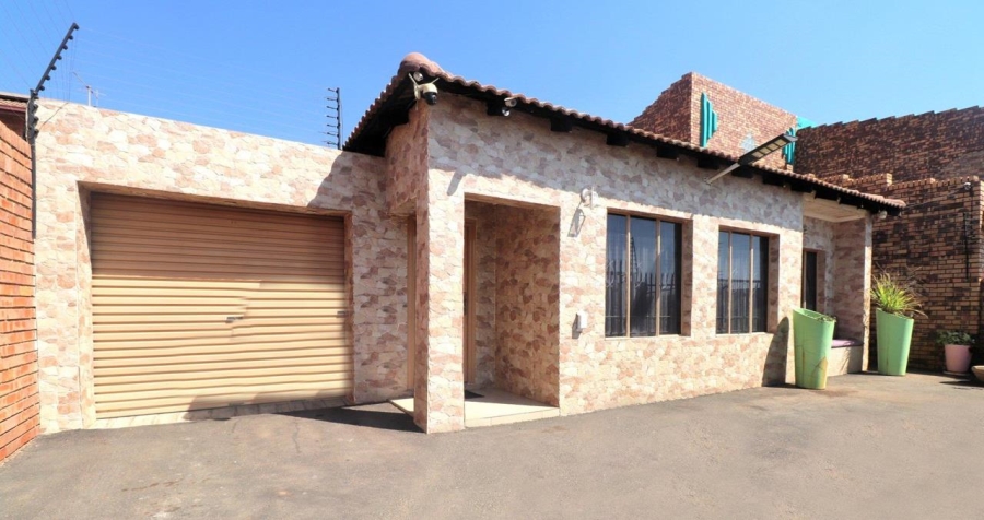 4 Bedroom Property for Sale in Lenasia Gauteng