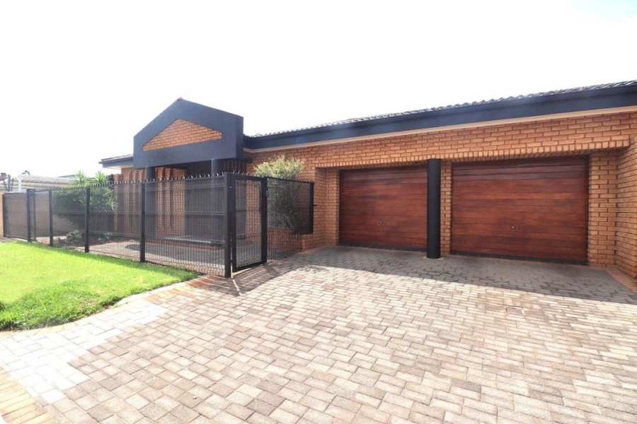 4 Bedroom Property for Sale in Lenasia Ext 5 Gauteng