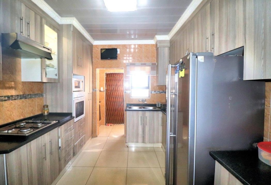 5 Bedroom Property for Sale in Lenasia Ext 8 Gauteng