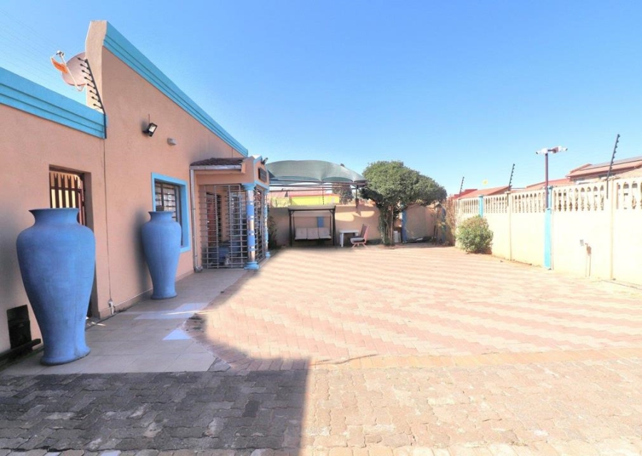 5 Bedroom Property for Sale in Lenasia Ext 8 Gauteng