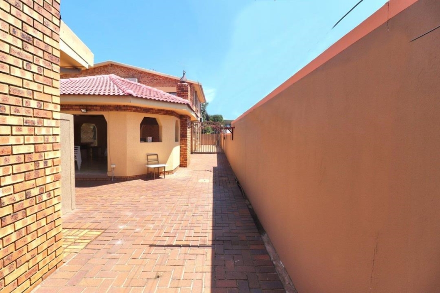 9 Bedroom Property for Sale in Lenasia Gauteng