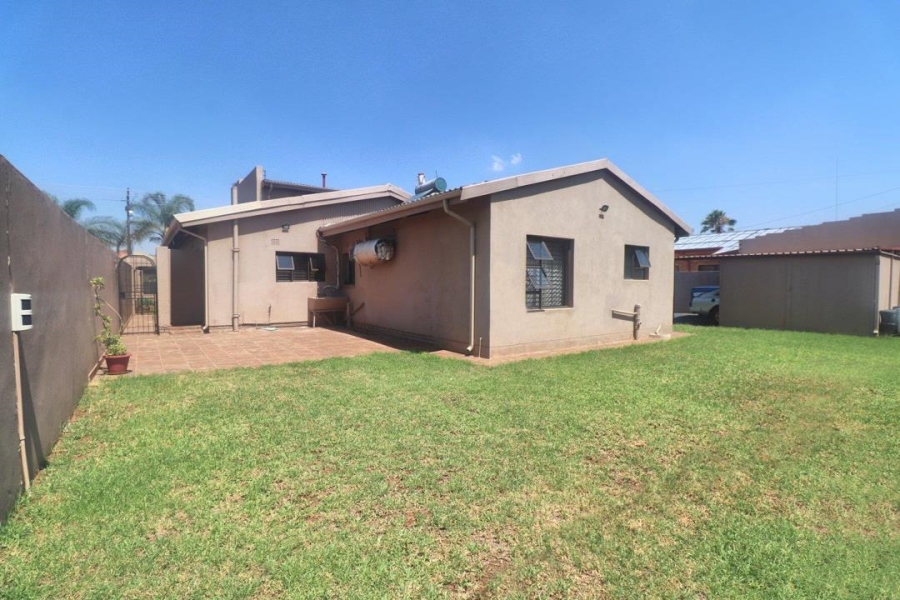 6 Bedroom Property for Sale in Lenasia Ext 5 Gauteng