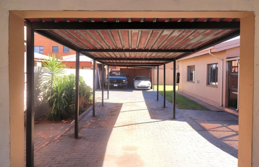 6 Bedroom Property for Sale in Lenasia Ext 5 Gauteng