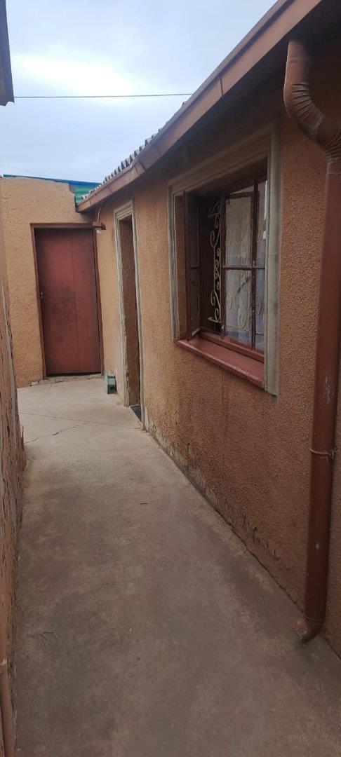 2 Bedroom Property for Sale in Zola Gauteng