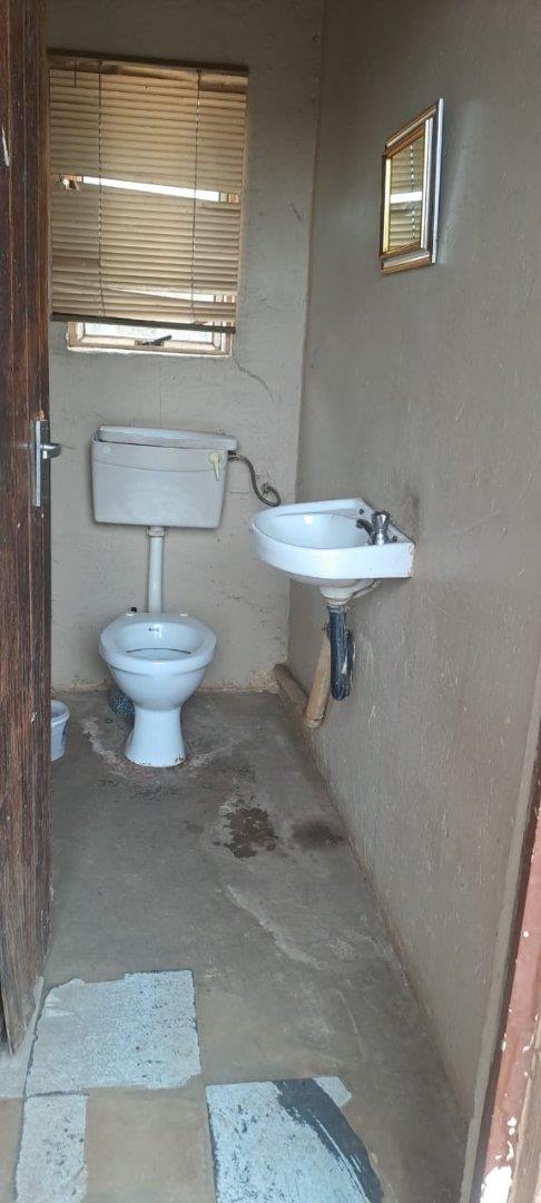 2 Bedroom Property for Sale in Zola Gauteng