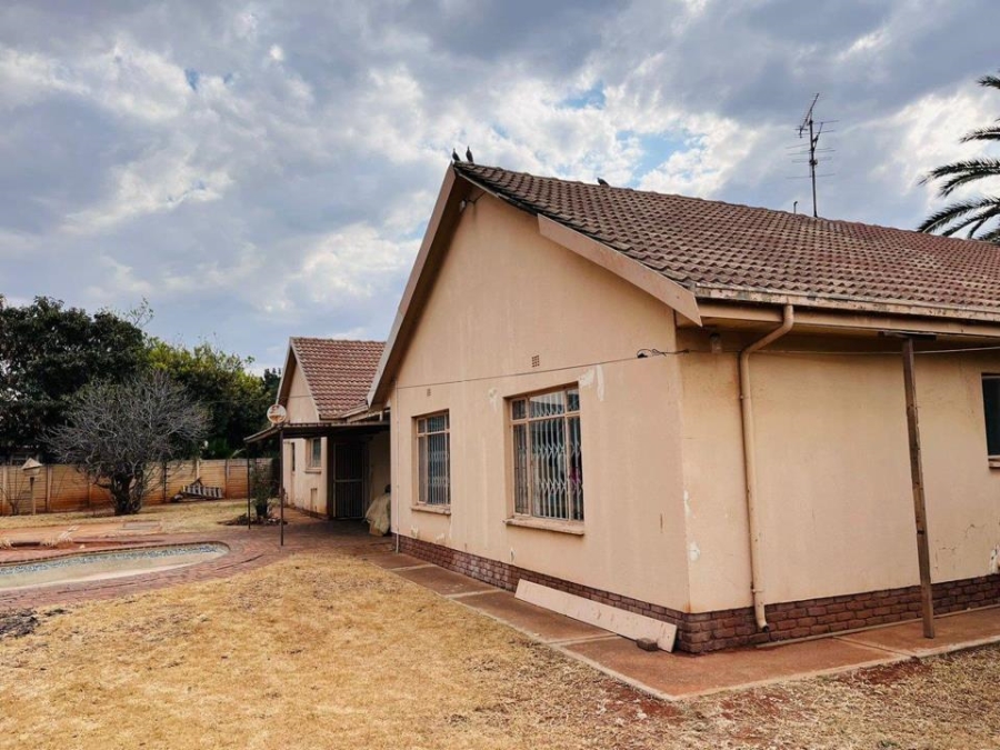 4 Bedroom Property for Sale in Helikonpark Gauteng