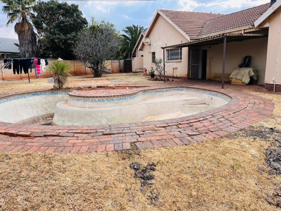 4 Bedroom Property for Sale in Helikonpark Gauteng