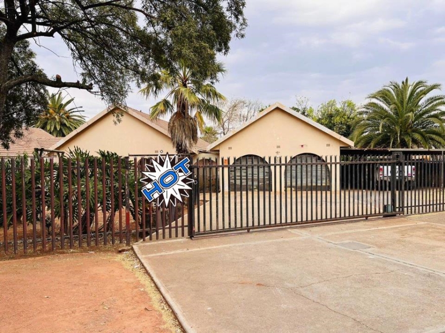 4 Bedroom Property for Sale in Helikonpark Gauteng