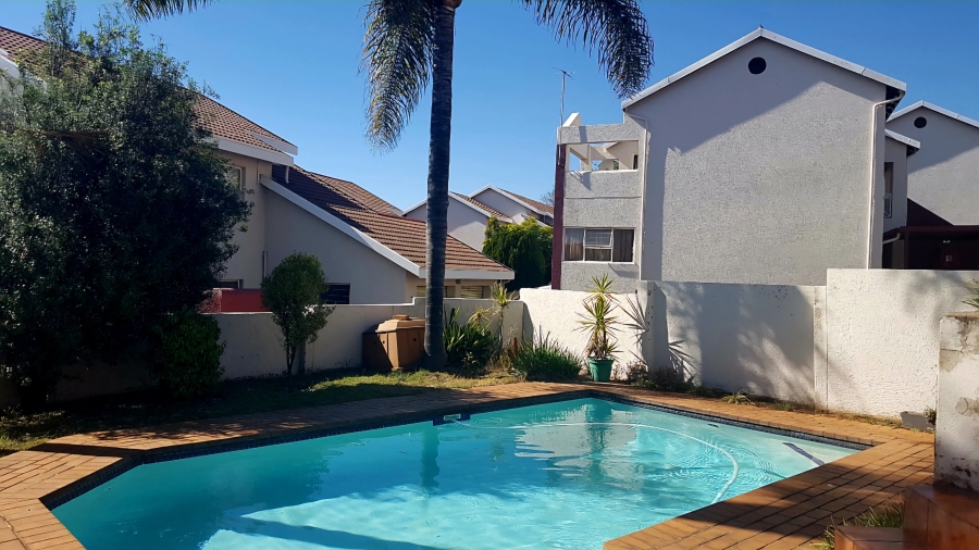 2 Bedroom Property for Sale in Constantia Kloof Gauteng