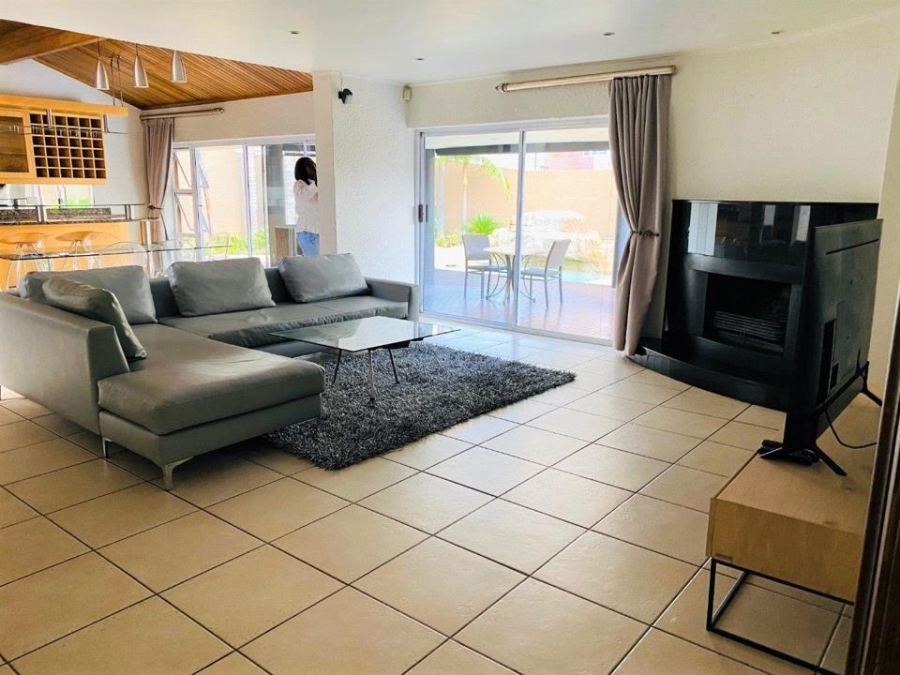 To Let 4 Bedroom Property for Rent in Sandown Gauteng