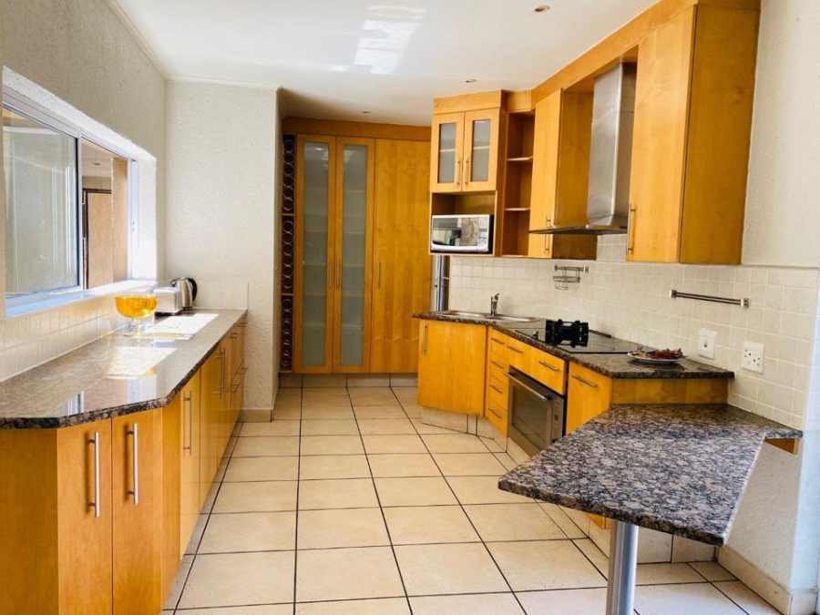 To Let 4 Bedroom Property for Rent in Sandown Gauteng