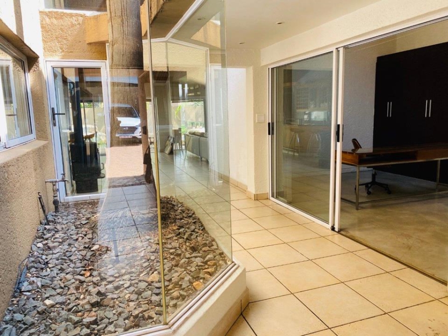 To Let 4 Bedroom Property for Rent in Sandown Gauteng