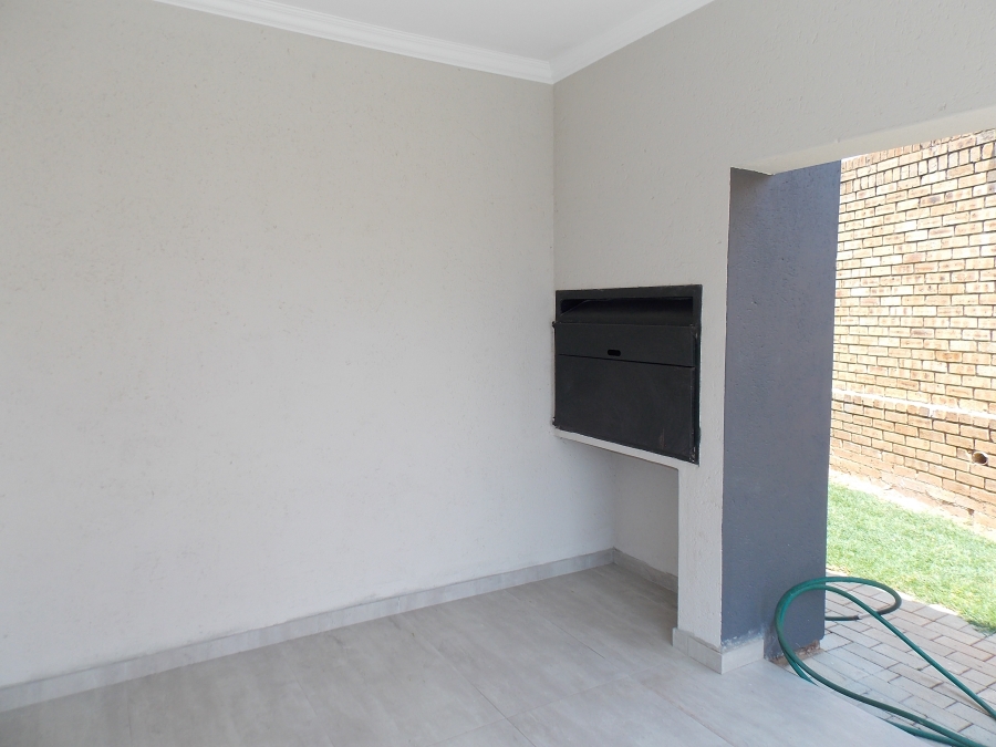 4 Bedroom Property for Sale in Thatchfield Close Gauteng