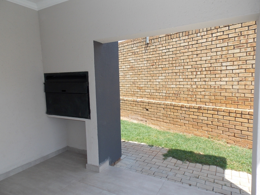 4 Bedroom Property for Sale in Thatchfield Close Gauteng