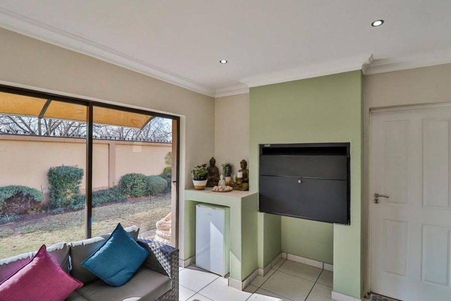 5 Bedroom Property for Sale in Raslouw Gardens Gauteng