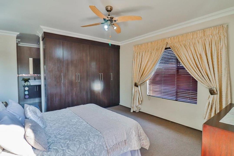 5 Bedroom Property for Sale in Raslouw Gardens Gauteng