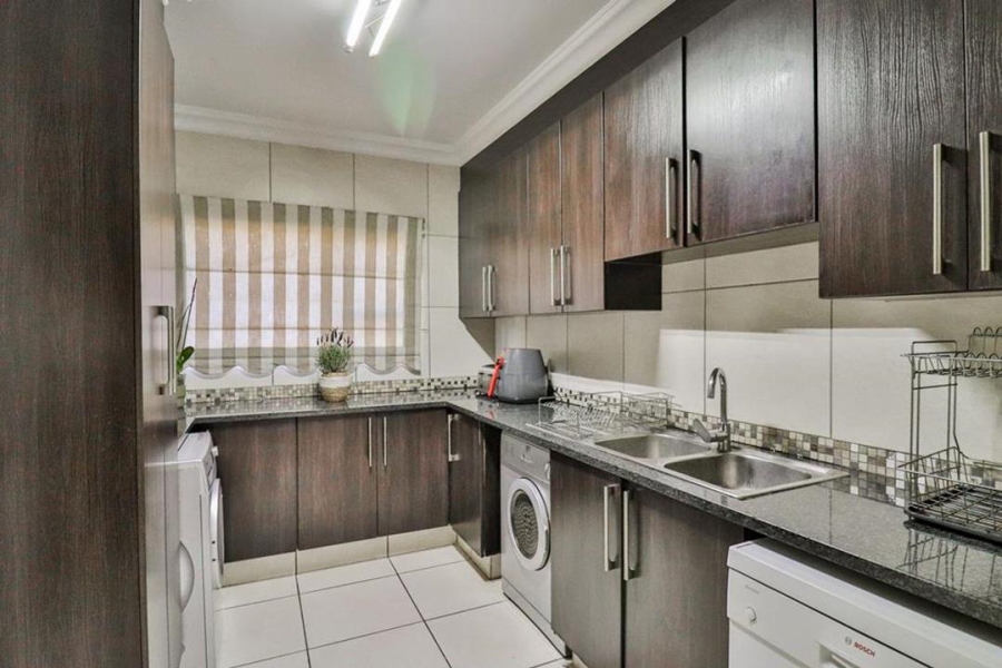 5 Bedroom Property for Sale in Raslouw Gardens Gauteng