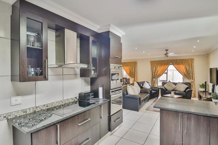 5 Bedroom Property for Sale in Raslouw Gardens Gauteng