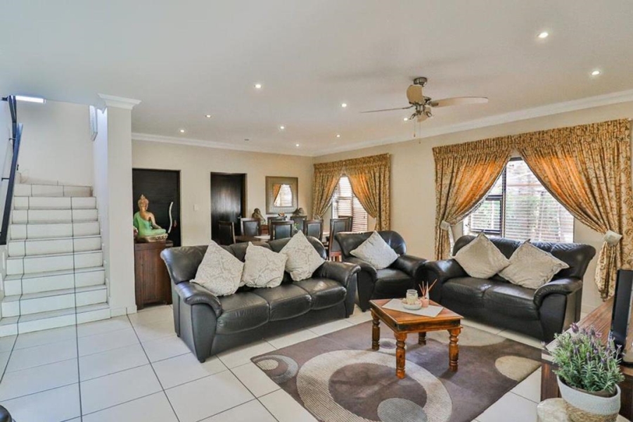 5 Bedroom Property for Sale in Raslouw Gardens Gauteng