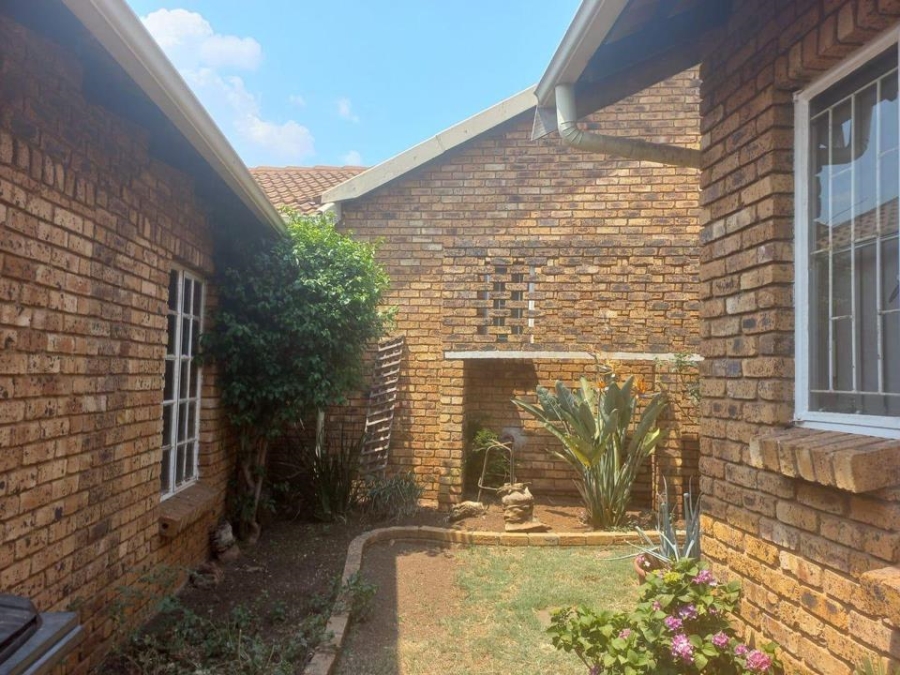 2 Bedroom Property for Sale in Eldoraigne Gauteng