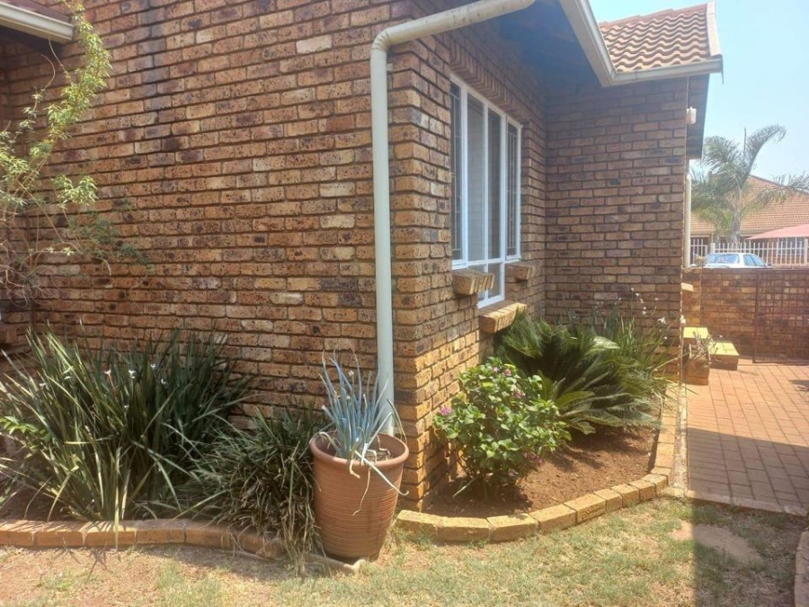 2 Bedroom Property for Sale in Eldoraigne Gauteng