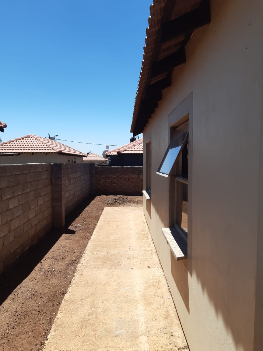 2 Bedroom Property for Sale in Lufhereng Gauteng