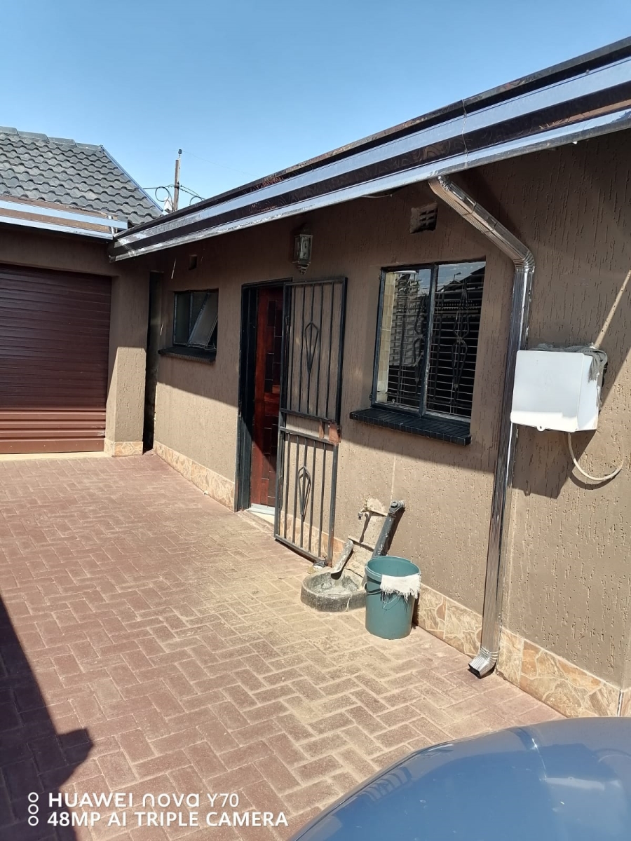 2 Bedroom Property for Sale in Protea South Gauteng