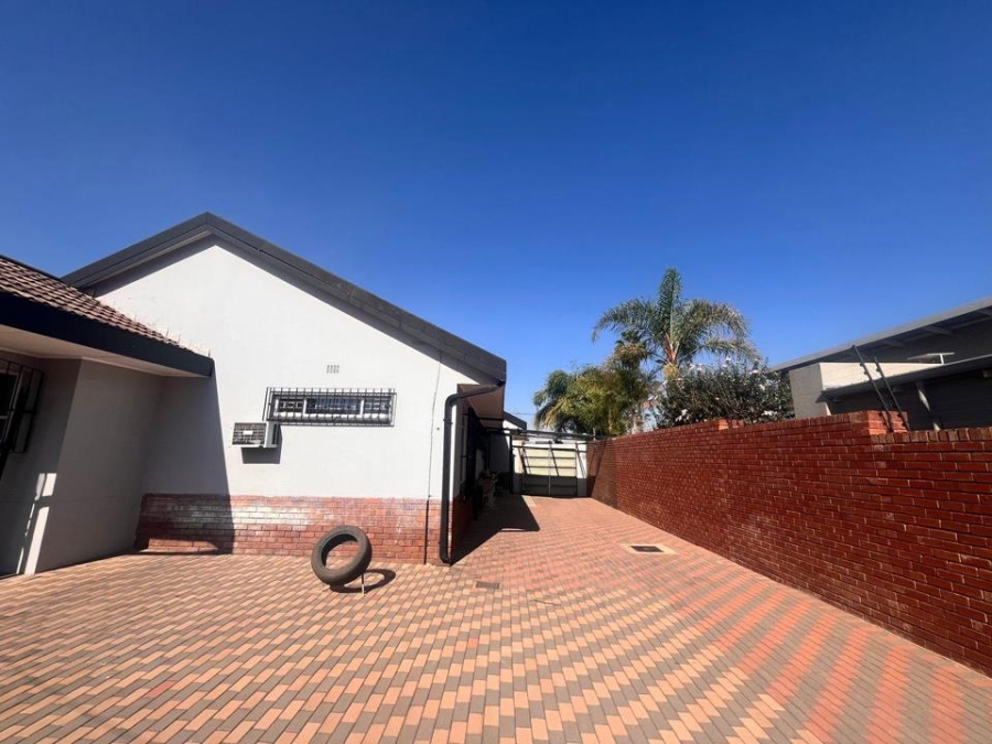 4 Bedroom Property for Sale in Laudium Gauteng