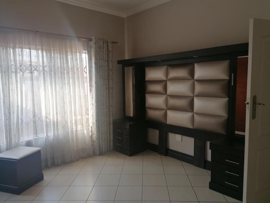 5 Bedroom Property for Sale in Erasmia Gauteng