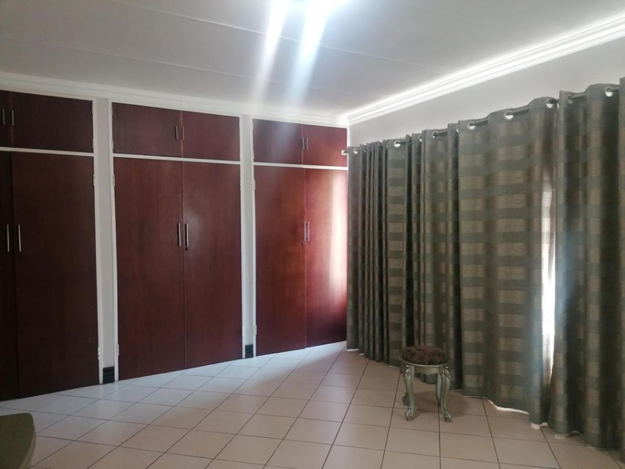 5 Bedroom Property for Sale in Erasmia Gauteng