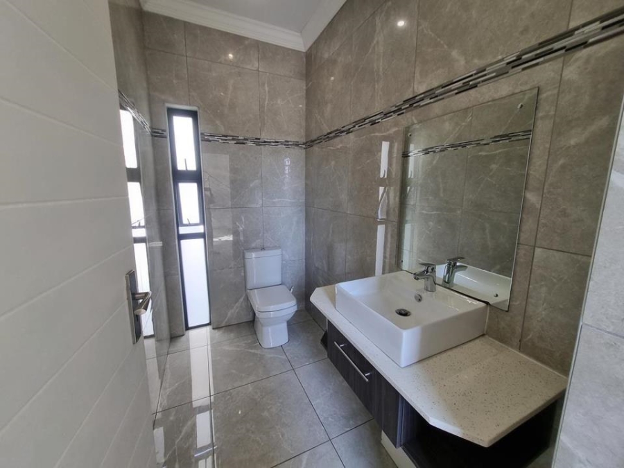 5 Bedroom Property for Sale in Copperleaf Estate Gauteng