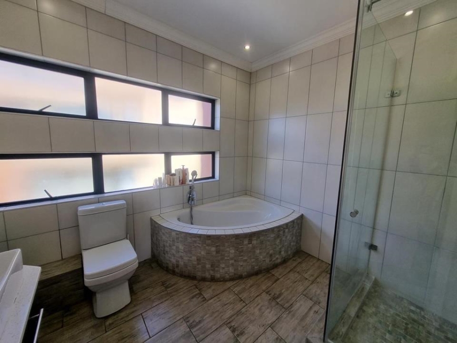 5 Bedroom Property for Sale in Copperleaf Estate Gauteng