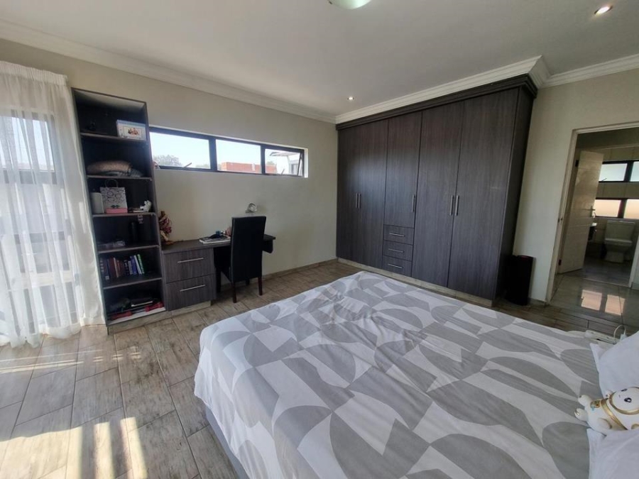 5 Bedroom Property for Sale in Copperleaf Estate Gauteng