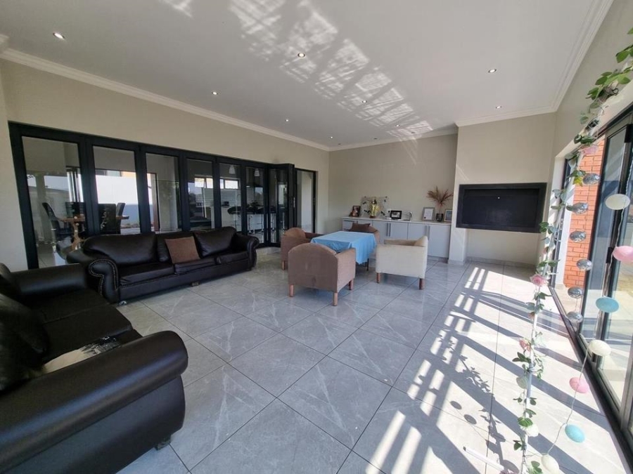 5 Bedroom Property for Sale in Copperleaf Estate Gauteng