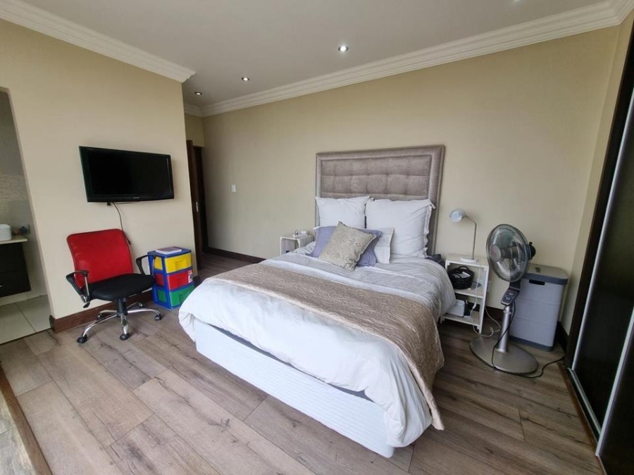 5 Bedroom Property for Sale in Copperleaf Estate Gauteng