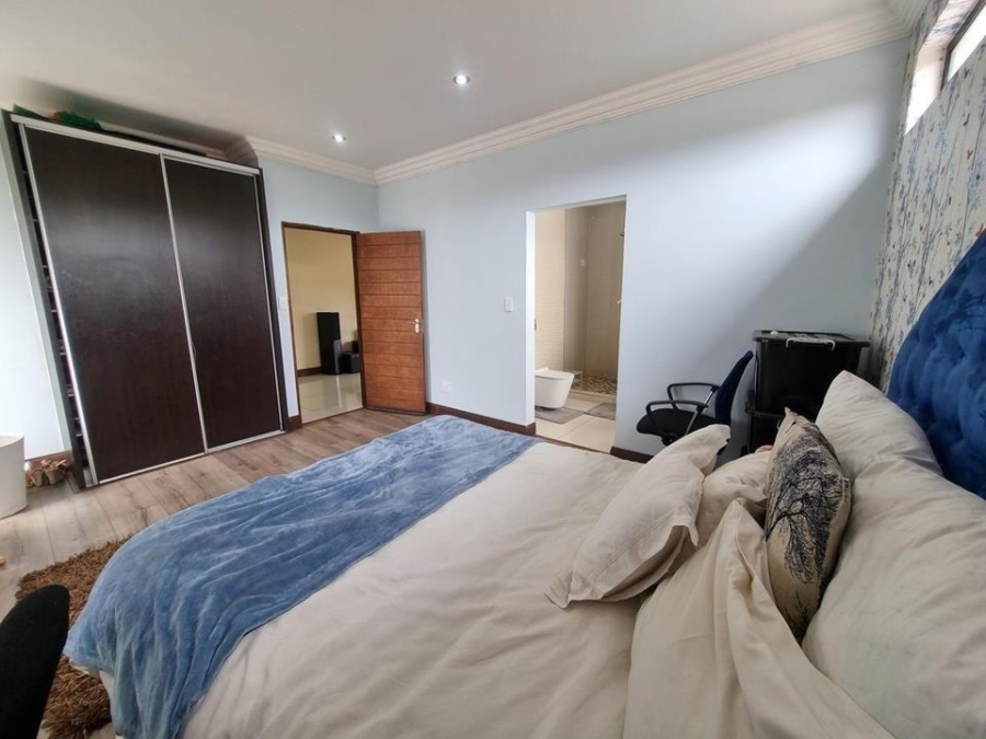 5 Bedroom Property for Sale in Copperleaf Estate Gauteng