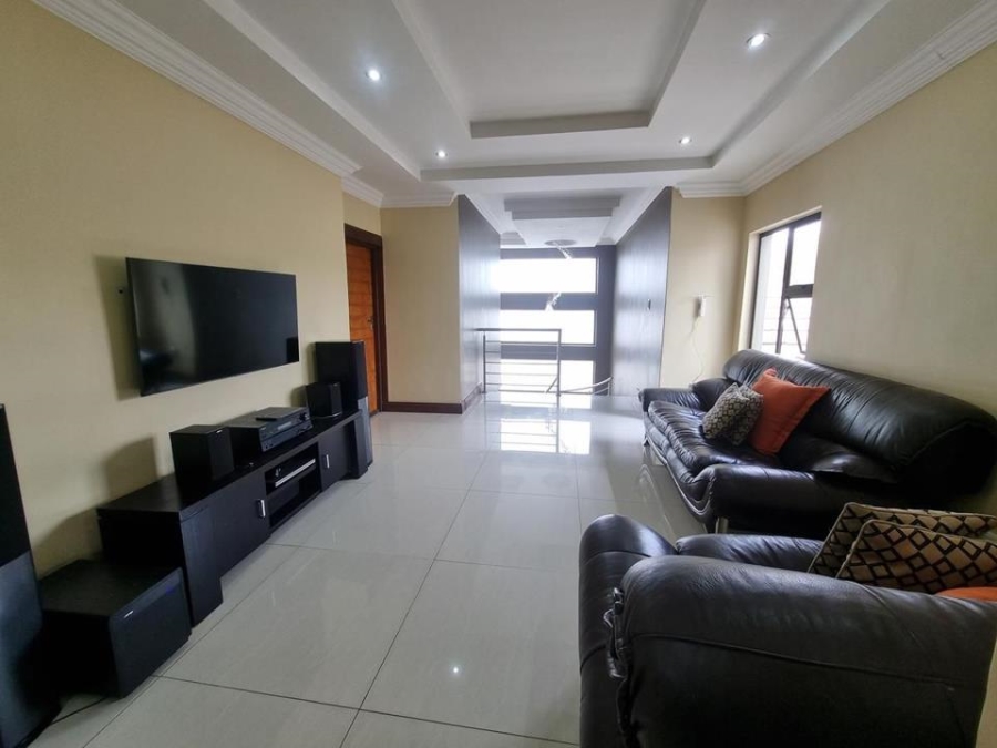 5 Bedroom Property for Sale in Copperleaf Estate Gauteng