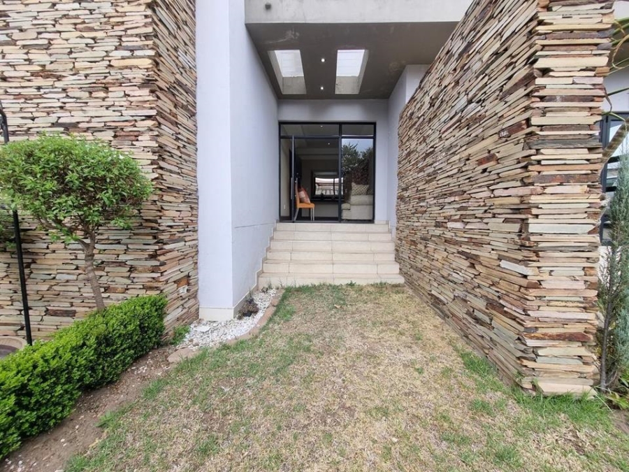 5 Bedroom Property for Sale in Copperleaf Estate Gauteng