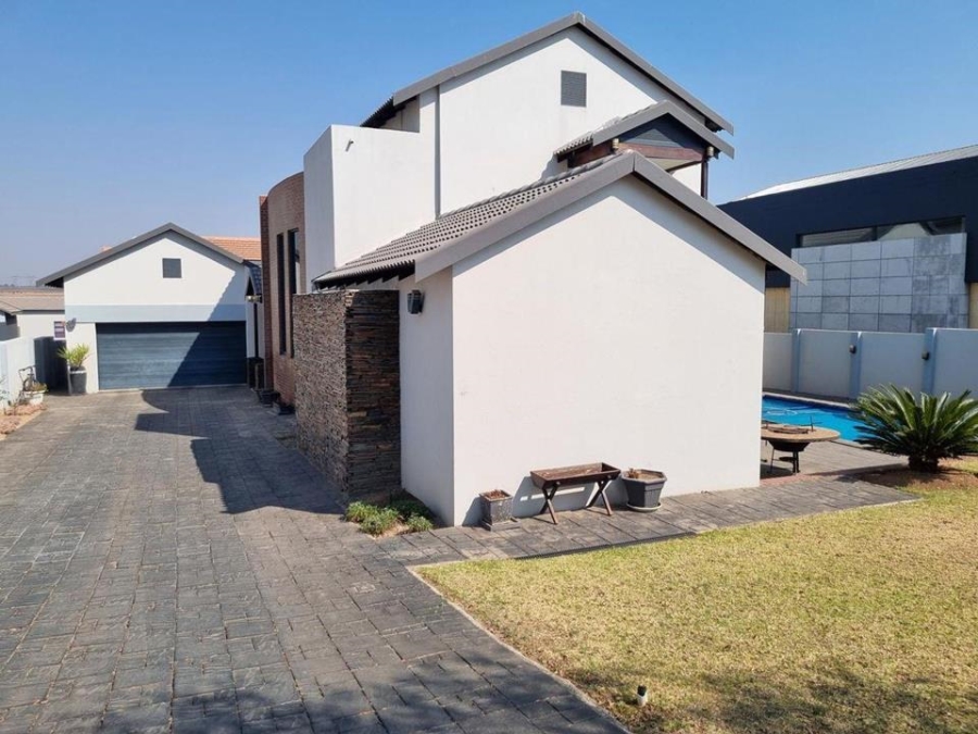 4 Bedroom Property for Sale in Copperleaf Estate Gauteng