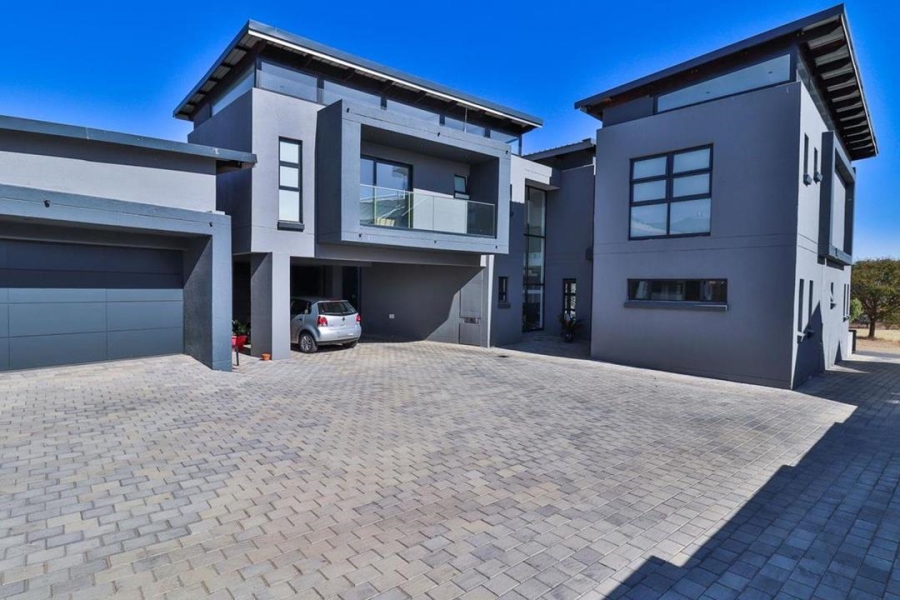 6 Bedroom Property for Sale in Copperleaf Estate Gauteng